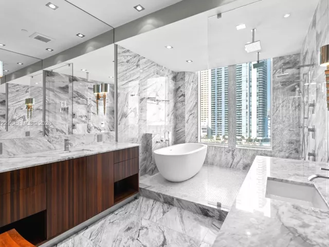 2-bedroom condo for sale in Miami - 900 Brickell Key Blvd 803 - MondialRealty