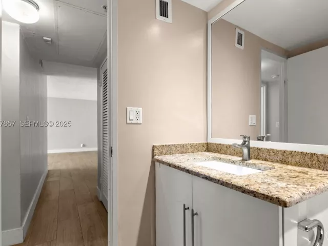 2-bedroom condo for sale in Hollywood - 3001 S Ocean Dr 1145 - MondialRealty