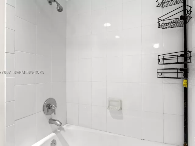 2-bedroom condo for sale in Hollywood - 3001 S Ocean Dr 1145 - MondialRealty