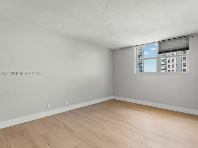 2-bedroom condo for sale in Hollywood - 3001 S Ocean Dr 1145 - MondialRealty
