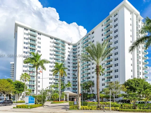 2-bedroom condo for sale in Hollywood - 3001 S Ocean Dr 1145 - MondialRealty