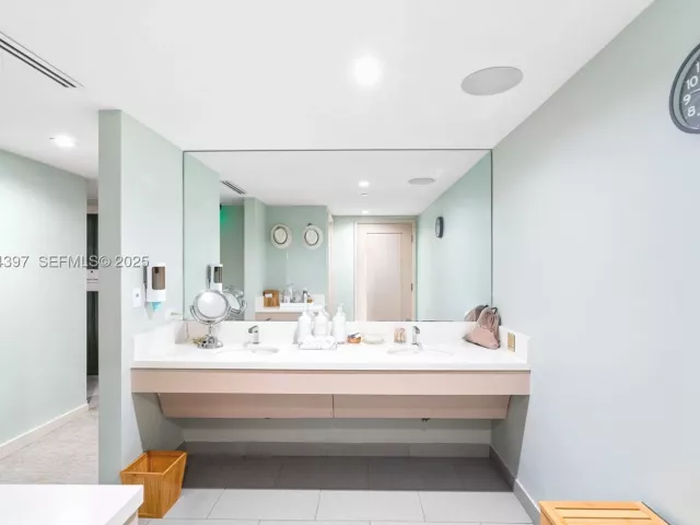 condo for sale in Fort Lauderdale - 551 N Fort Lauderdale Beach Blvd R1904 - MondialRealty