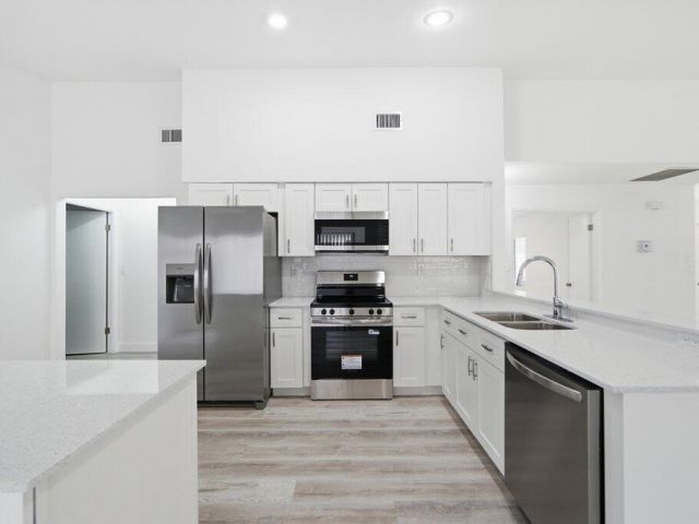 Home for sale at 905 NW 22nd Avenue - photo 6878886