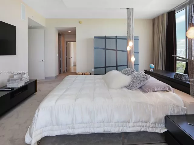 3-bedroom condo for sale in Sunny Isles Beach - 15901 Collins Ave 1101 - MondialRealty