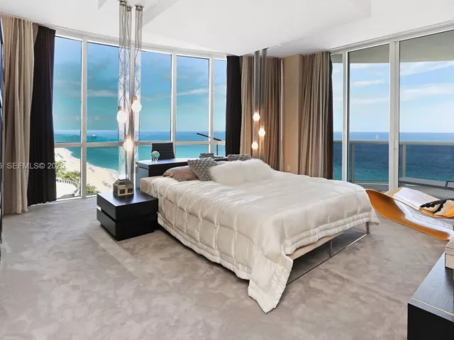 3-bedroom condo for sale in Sunny Isles Beach - 15901 Collins Ave 1101 - MondialRealty