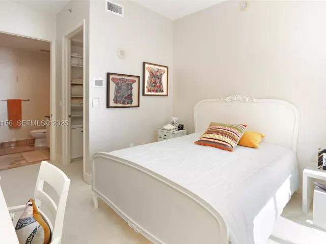 3-bedroom condo for sale in Sunny Isles Beach - 15901 Collins Ave 1101 - MondialRealty