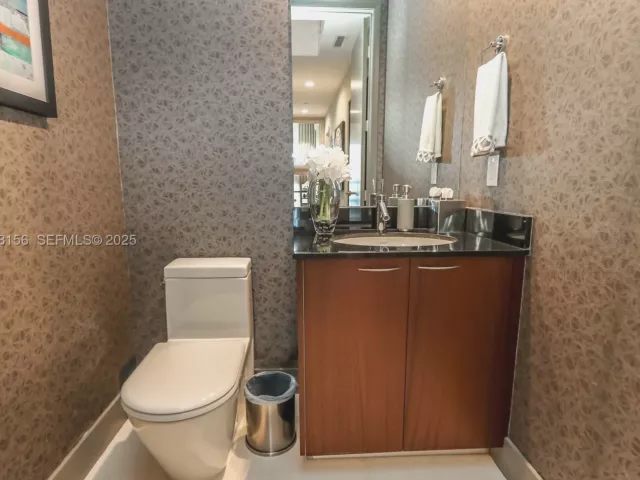 3-bedroom condo for sale in Sunny Isles Beach - 15901 Collins Ave 1101 - MondialRealty
