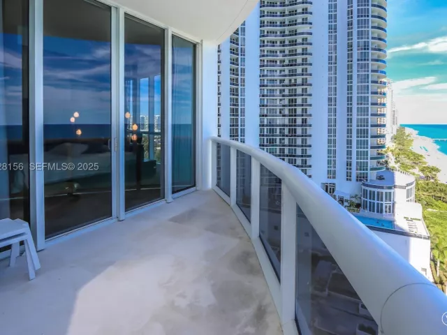 3-bedroom condo for sale in Sunny Isles Beach - 15901 Collins Ave 1101 - MondialRealty