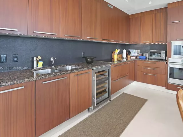 3-bedroom condo for sale in Sunny Isles Beach - 15901 Collins Ave 1101 - MondialRealty