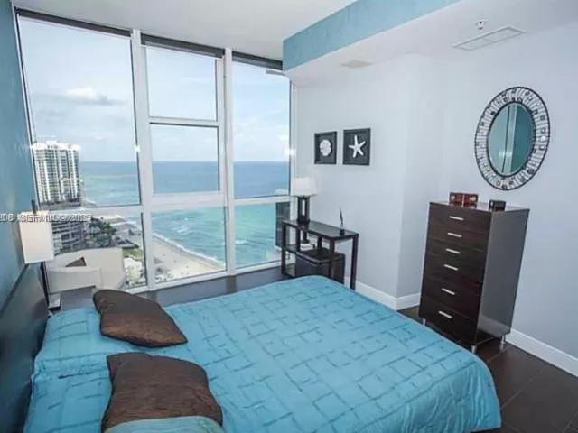 1-bedroom condo for sale in Sunny Isles Beach - 18201 Collins Ave 3802 - MondialRealty