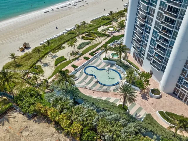 1-bedroom condo for sale in Sunny Isles Beach - 18201 Collins Ave 3802 - MondialRealty
