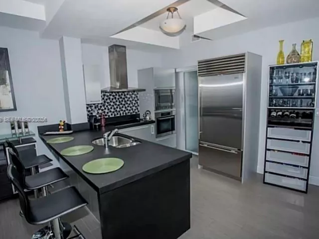 1-bedroom condo for sale in Sunny Isles Beach - 18201 Collins Ave 3802 - MondialRealty