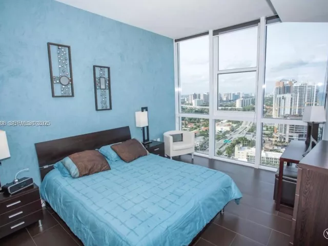 1-bedroom condo for sale in Sunny Isles Beach - 18201 Collins Ave 3802 - MondialRealty