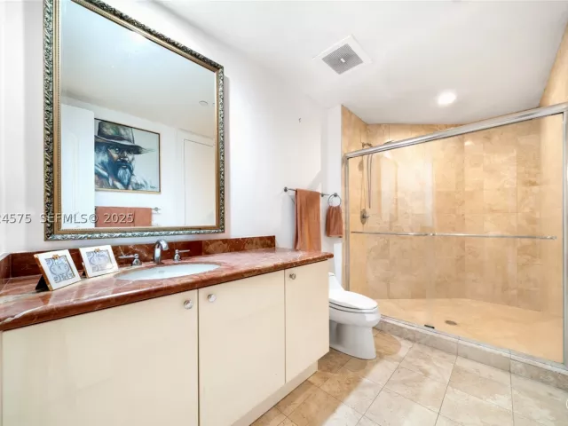 4-bedroom condo for rent in Bal Harbour - 10225 Collins Ave 404 - MondialRealty