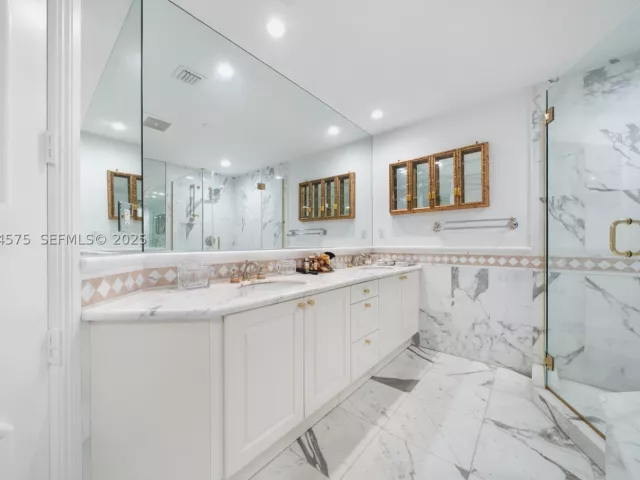 4-bedroom condo for rent in Bal Harbour - 10225 Collins Ave 404 - MondialRealty