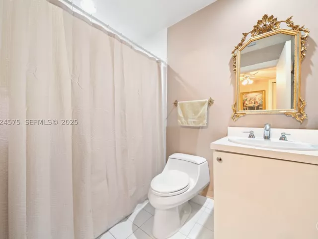 4-bedroom condo for rent in Bal Harbour - 10225 Collins Ave 404 - MondialRealty