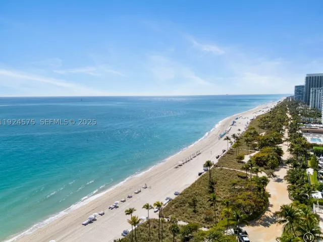 4-bedroom condo for rent in Bal Harbour - 10225 Collins Ave 404 - MondialRealty