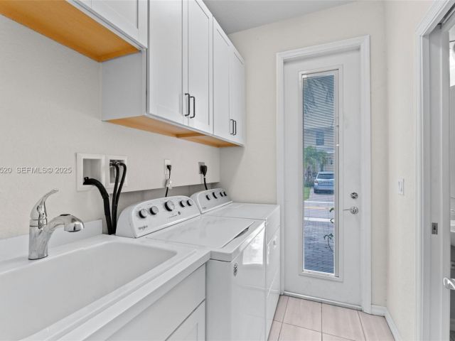 3-bedroom home for rent in Hollywood - 1190 Eucalyptus Dr 5 - MondialRealty