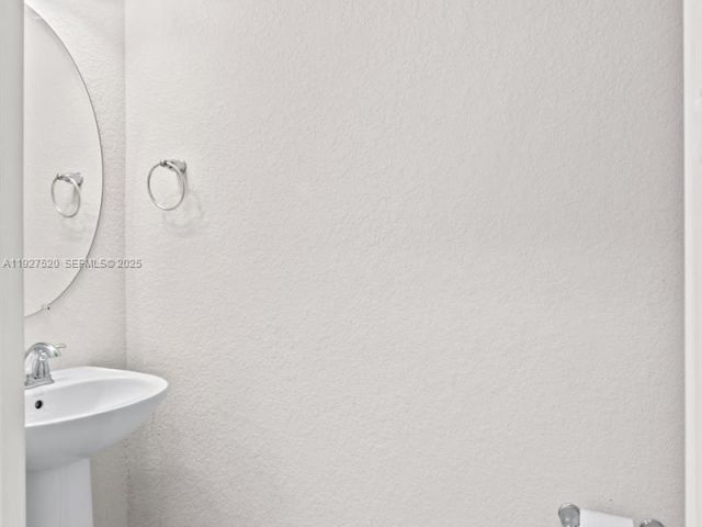 3-bedroom home for rent in Hollywood - 1190 Eucalyptus Dr 5 - MondialRealty