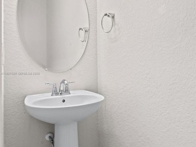 3-bedroom home for rent in Hollywood - 1190 Eucalyptus Dr 5 - MondialRealty