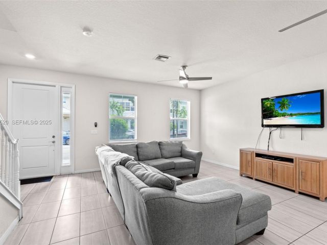 3-bedroom home for rent in Hollywood - 1190 Eucalyptus Dr 5 - MondialRealty