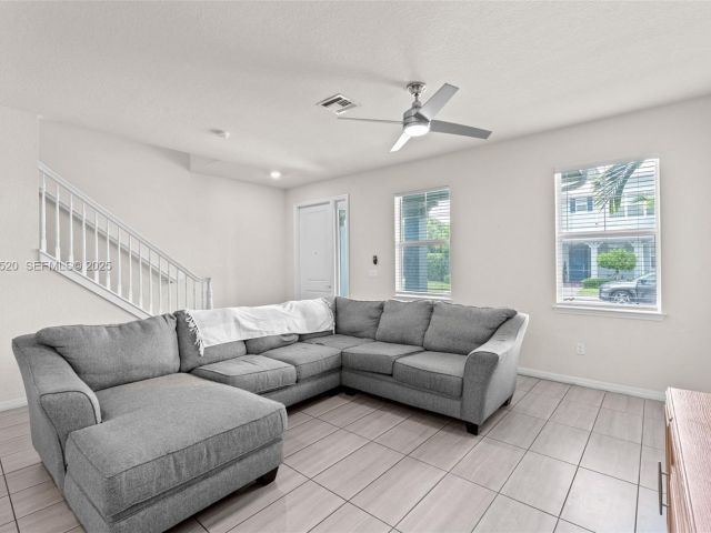 3-bedroom home for rent in Hollywood - 1190 Eucalyptus Dr 5 - MondialRealty