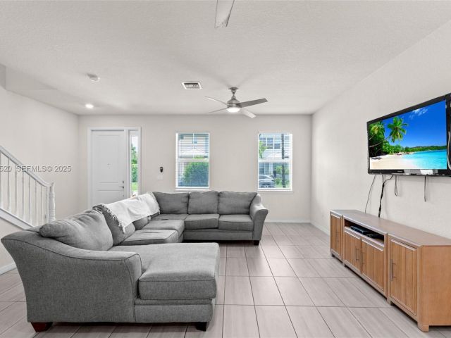 3-bedroom home for rent in Hollywood - 1190 Eucalyptus Dr 5 - MondialRealty