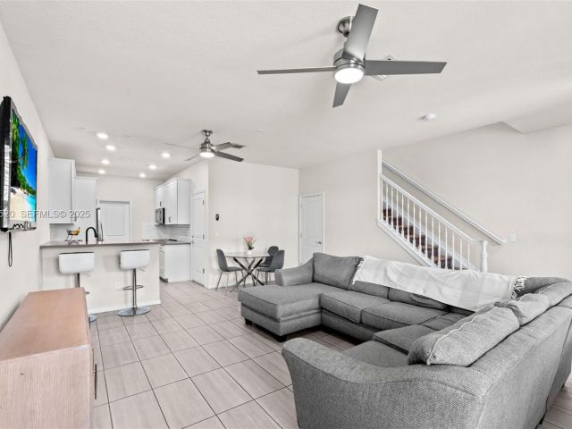 3-bedroom home for rent in Hollywood - 1190 Eucalyptus Dr 5 - MondialRealty