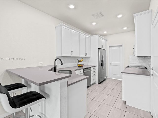 3-bedroom home for rent in Hollywood - 1190 Eucalyptus Dr 5 - MondialRealty