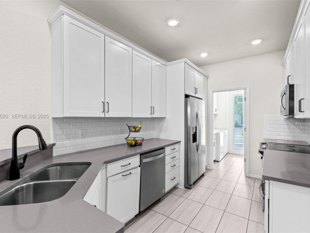 3-bedroom home for rent in Hollywood - 1190 Eucalyptus Dr 5 - MondialRealty