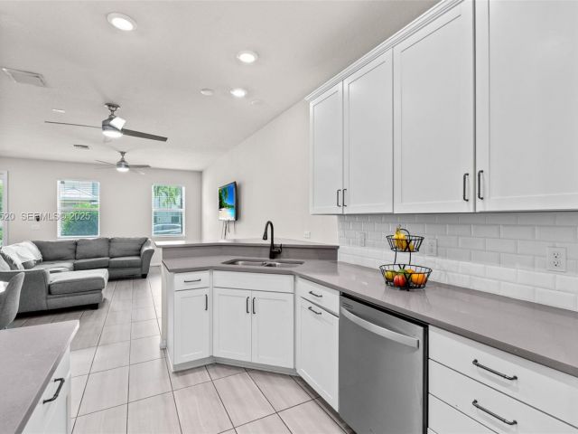 3-bedroom home for rent in Hollywood - 1190 Eucalyptus Dr 5 - MondialRealty