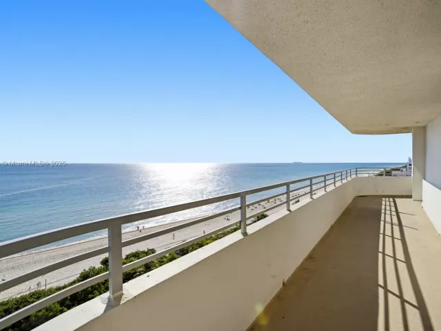 2-bedroom condo for sale in Miami Beach - 5555 Collins Ave 12N - MondialRealty