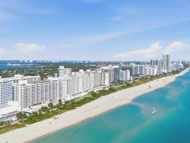 2-bedroom condo for sale in Miami Beach - 5555 Collins Ave 12N - MondialRealty