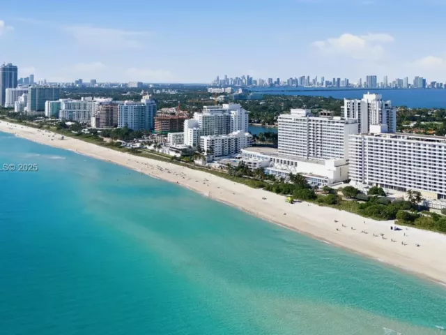 2-bedroom condo for sale in Miami Beach - 5555 Collins Ave 12N - MondialRealty