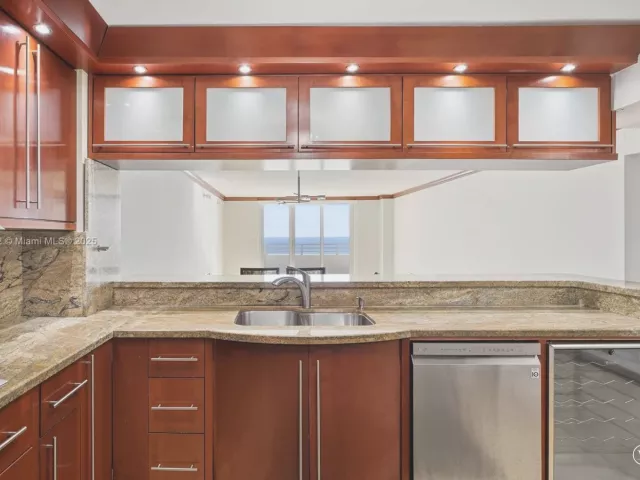 2-bedroom condo for sale in Miami Beach - 5555 Collins Ave 12N - MondialRealty