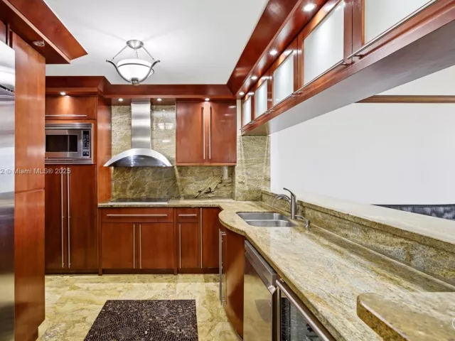 2-bedroom condo for sale in Miami Beach - 5555 Collins Ave 12N - MondialRealty