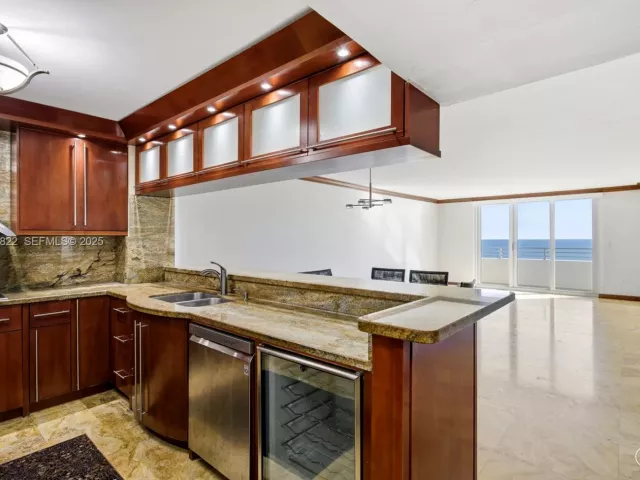 2-bedroom condo for sale in Miami Beach - 5555 Collins Ave 12N - MondialRealty