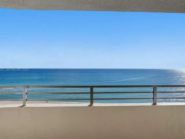 2-bedroom condo for sale in Miami Beach - 5555 Collins Ave 12N - MondialRealty