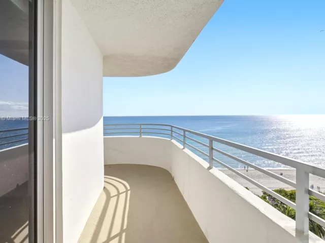 2-bedroom condo for sale in Miami Beach - 5555 Collins Ave 12N - MondialRealty