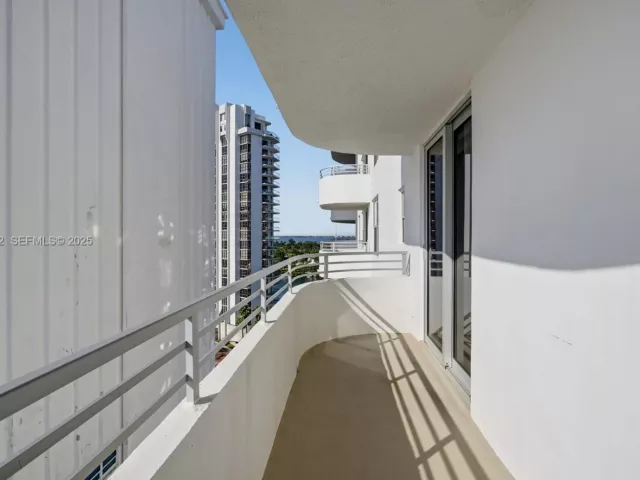 2-bedroom condo for sale in Miami Beach - 5555 Collins Ave 12N - MondialRealty