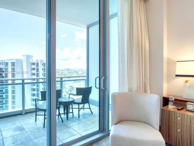 1-bedroom condo for sale in Bal Harbour - 10295 Collins Ave. 1014 - MondialRealty