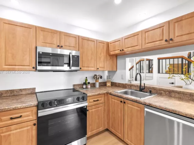 3-bedroom home for sale in Aventura - 21216 Harbor Way 158-15 - MondialRealty