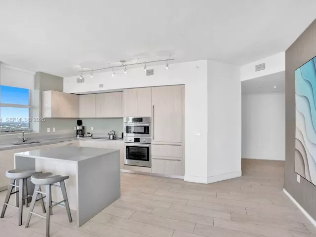 3-bedroom condo for rent in Hollywood - 4010 S Ocean Dr R1108 - MondialRealty