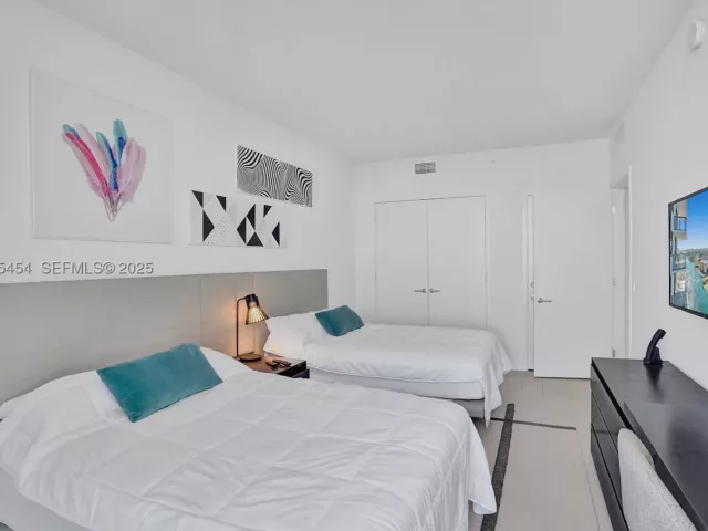 3-bedroom condo for rent in Hollywood - 4010 S Ocean Dr R1108 - MondialRealty