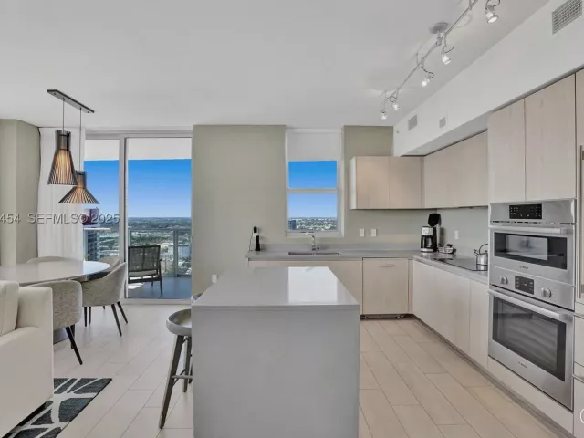 3-bedroom condo for rent in Hollywood - 4010 S Ocean Dr R1108 - MondialRealty