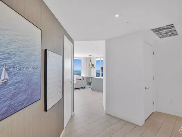 3-bedroom condo for rent in Hollywood - 4010 S Ocean Dr R1108 - MondialRealty