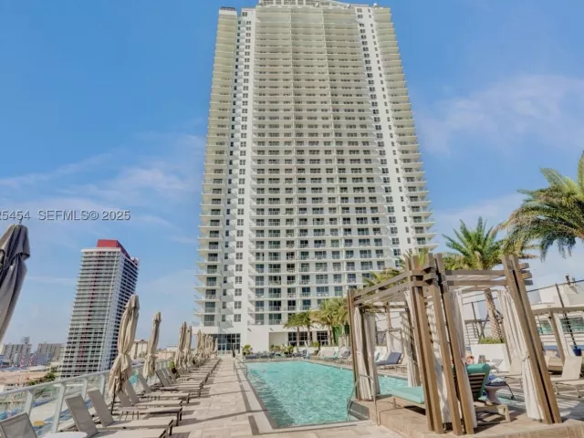 3-bedroom condo for rent in Hollywood - 4010 S Ocean Dr R1108 - MondialRealty