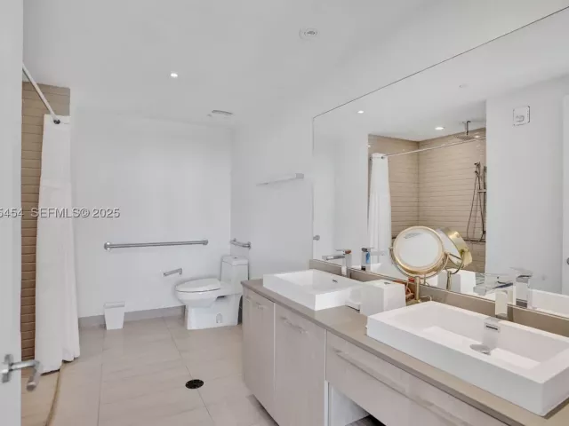 3-bedroom condo for rent in Hollywood - 4010 S Ocean Dr R1108 - MondialRealty