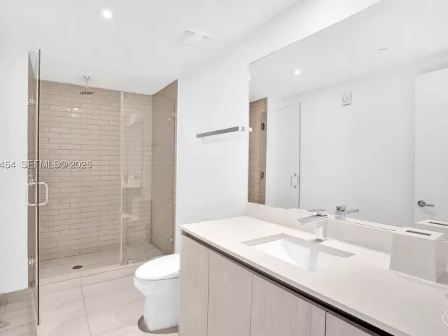 3-bedroom condo for rent in Hollywood - 4010 S Ocean Dr R1108 - MondialRealty