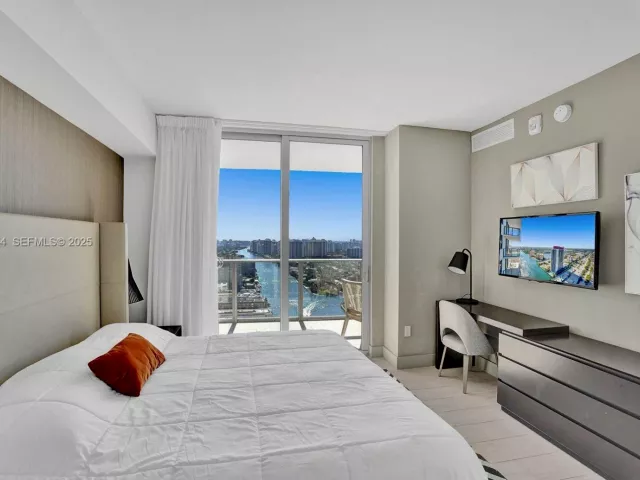 3-bedroom condo for rent in Hollywood - 4010 S Ocean Dr R1108 - MondialRealty